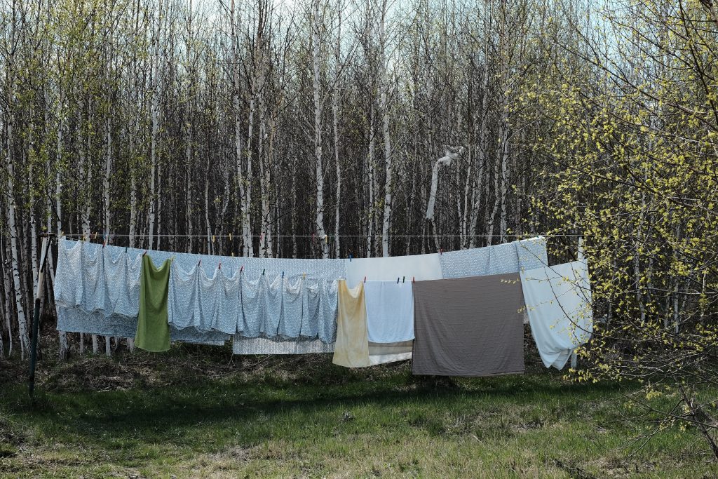 como guardar roupas de cama