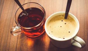 duas xícaras com chá mate e café