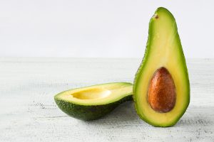 frutas do outono avocado abacate cortado ao meio