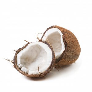 frutas do outono coco cortado ao meio fundo branco