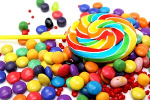 confetes de chocolate e pirulito alimentos para não comer a noite