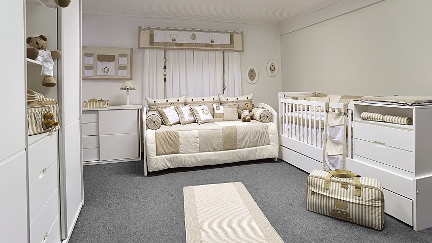 quarto para receber o bebe decorado com roupas de cama branco e bege