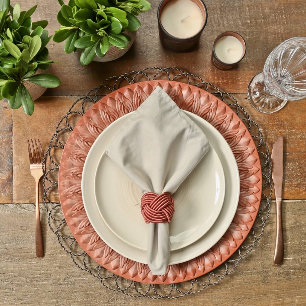 souplast na mesa posta com pratos rosa e branco