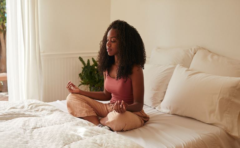 Yoga antes de dormir: confira os benefícios da prática