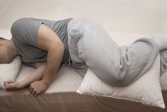 Conheça os benefícios de dormir com dois travesseiros