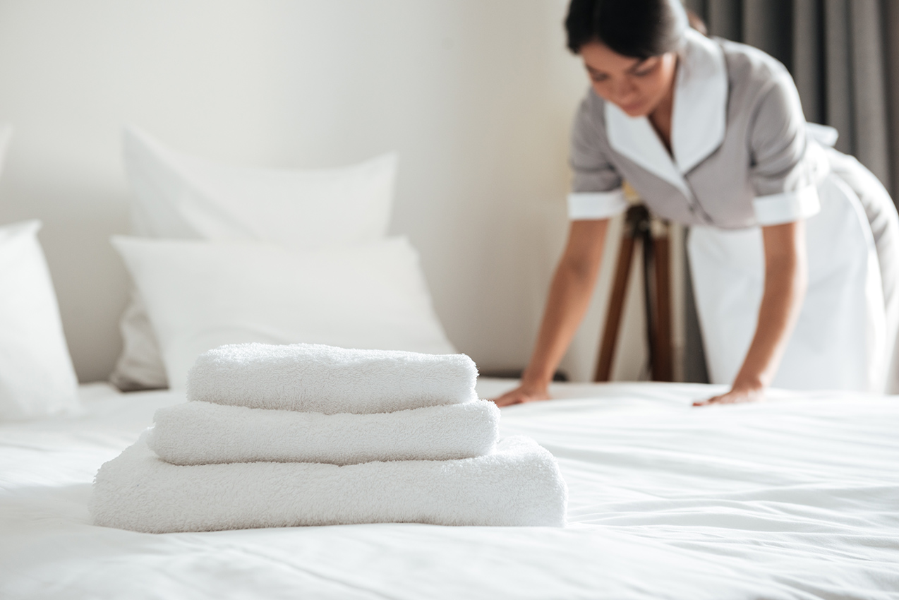 Auxiliar de rouparia: entenda o que faz esse profissional no hotel