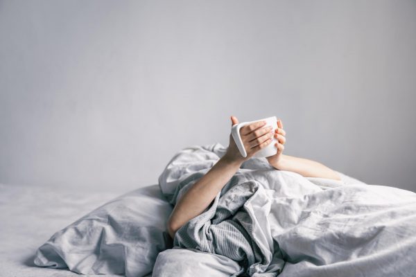 Café antes de dormir tira o sono: mito ou verdade?